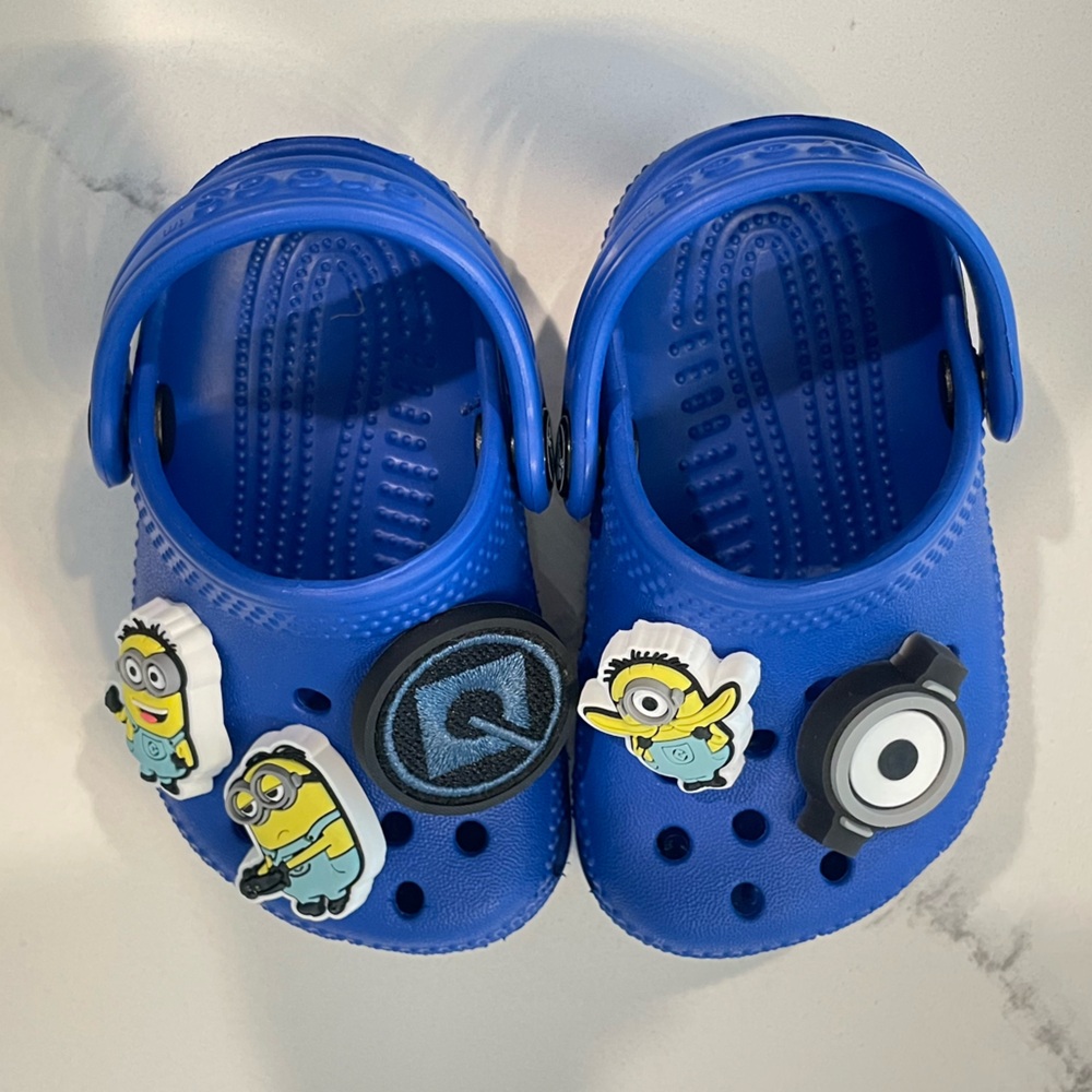 NWT Baby/Toddler Blue Clogs Crocs shoes with Minions Charms